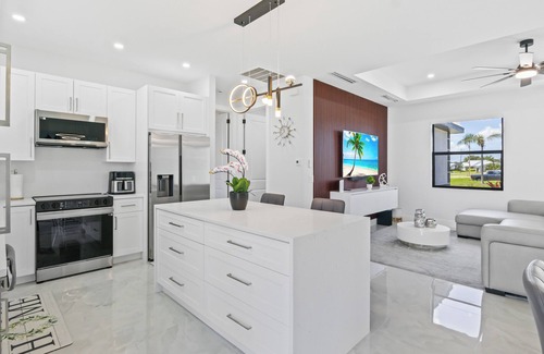 Diplomat House | Lakefront Escape