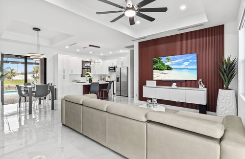 Diplomat House | Lakefront Escape