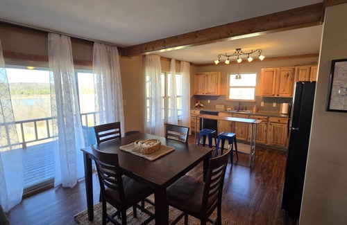 Quitman House | Lakefront Escape