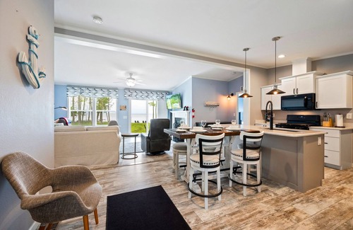 Brussels House | Lakefront Fall Escape Hot Tub Kayaks + Dogs!