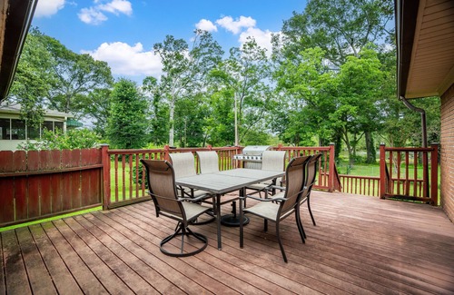 Sherwood House | Lakefront, Fishing, Fun & Games, BBQ, WIFI