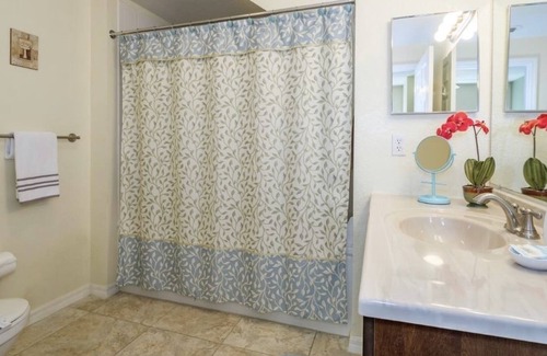 Venetian Bay Villages Villa | Lakefront Gated Kissimmee Resort Home by DisneyWorld & All Attractions