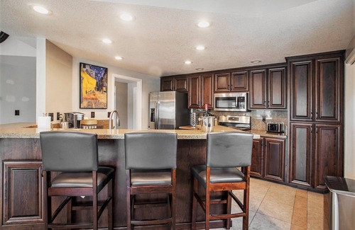 Discovery Bay House | Lakefront Gem Boat Rental Sleeps 8 people