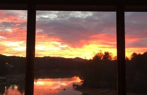Blairsville House | Lakefront Gem, Mtn views, dock + HOT TUB