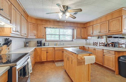 Negreet House | Lakefront Gem w/Boat Dock & Fishing Pier in Many