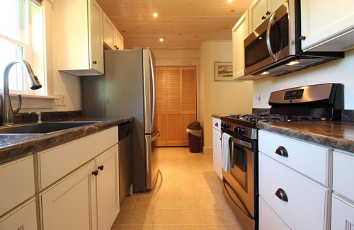 North Hero Apartment | Lakefront Getaway Near Private Beach & Park, State Boat Launch & Dock Nearby