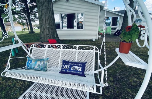Marcellus Cottage | Lakefront getaway on Fish Lake