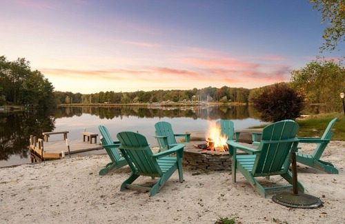 Pocono Lake House | Lakefront Getaway w/Sauna, Kayaks, Fire Pit & Beach Access!