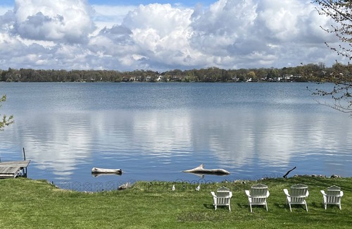 Round Lake House | Lakefront getaway