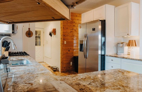 Athens House | Lakefront Getaway w/Dock in Akron