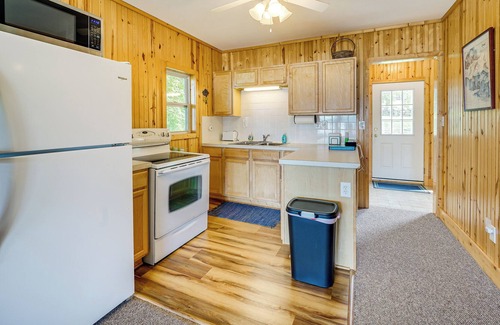 Grant Cottage | Lakefront Grant Cottage w/ Grill & Fire Pit!
