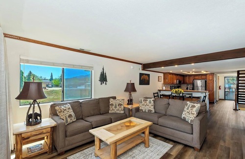 The Village Condo | Lakefront Haven:Lakefront Condo! Located in the Village! Community Spa & Pool! Private Dock!