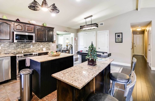 Mid America House | Lakefront Haven Near Oaklawn & Casino Resort!