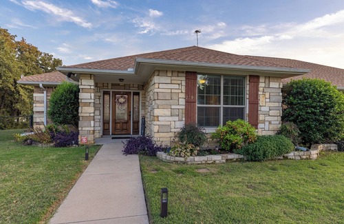 Quinlan House | Lakefront Haven- Relax, Fish, Dock on Lake Tawakoni