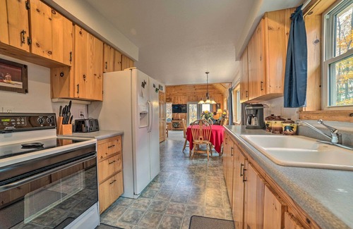 Hawks House | Lakefront Hawks Getaway - Fire Pit & Kayaks!
