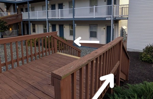 North Shore Condo | Lakefront Hideaway - 2 Kayaks Included & Outdoor Balcony Perfect for Relaxing