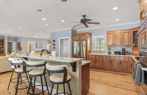 Lake Oconee House | LAKEFRONT HOME DIRECTLY ON LAKE OCONEE WITH BOAT RENTAL