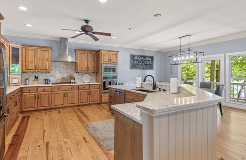 Lake Oconee House | LAKEFRONT HOME DIRECTLY ON LAKE OCONEE WITH BOAT RENTAL