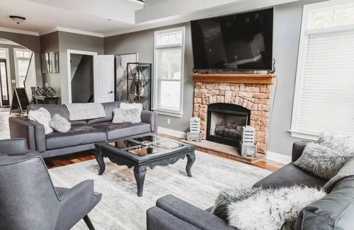 Bracey House | ★Lakefront Home Gaston Getaway★6 BDR★BBQ★Sleep 22