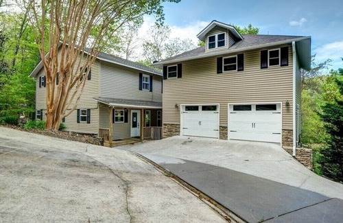 Unaka House | Lakefront Home in Gated Bear Paw with private Dock and Starlink Internet