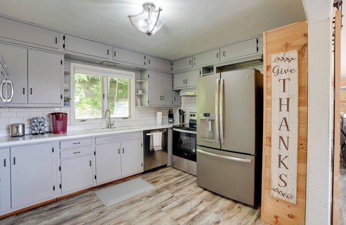 Hartford House | Lakefront Home in Hartford: Hot Tub, Kayaks & Dock