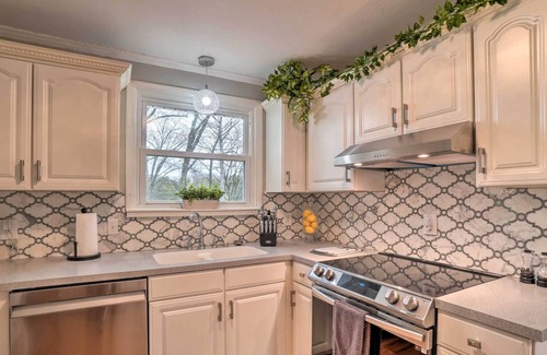 Green Hill House | Lakefront Home in Quiet Cove w/Patio & Kayaks!