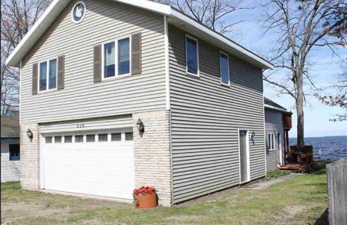 Prudenville House | lakefront home on Houghton Lake