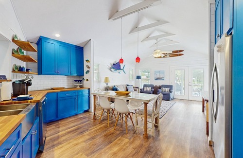 Kingsland House | Lakefront home on water with great views, boat dock, al fresco dining, and WiFi