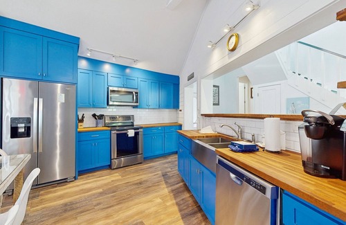 Kingsland House | Lakefront home on water with great views, boat dock, al fresco dining, and WiFi