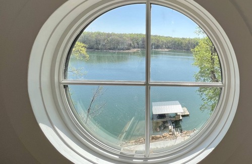 Andersonville House | Lakefront Home with Dock & INDOOR Pool & KING BEDS! Great parking options!