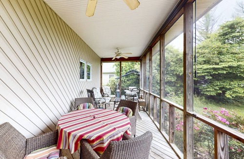 Livingston House | Lakefront home with Fiber Wifi, dock, private swim area & water toys - dog OK