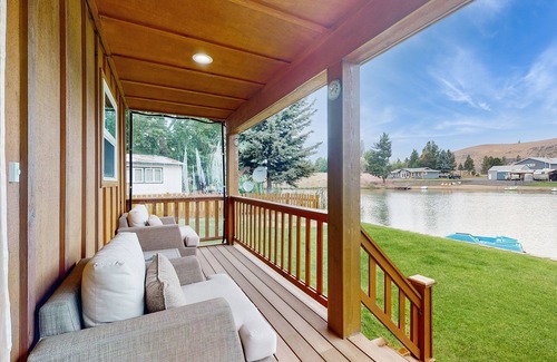 Cle Elum House | Lakefront home with kayaks and paddle boat, full kitchen and private BBQ
