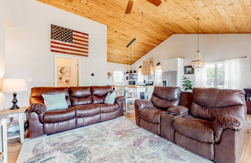 Sevierville House | Lakefront home with expansive deck, pool access, & free attraction tickets