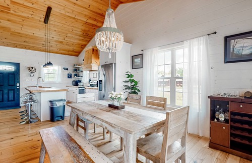 Sevierville House | Lakefront home with expansive deck, pool access, & free attraction tickets