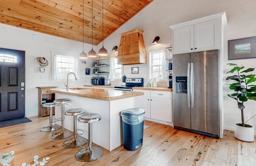 Sevierville House | Lakefront home with expansive deck, pool access, & free attraction tickets