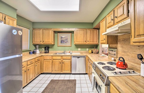 Mid America Condo | Lakefront Hot Springs Condo w/Boat Dock!