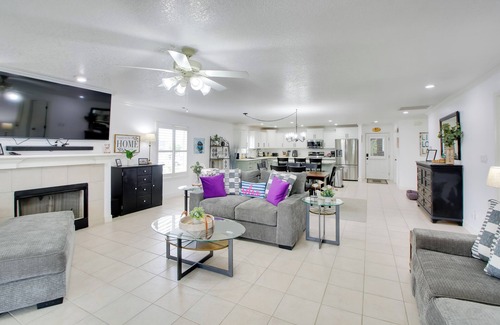 Hot Springs Condo | Lakefront Hot Springs Condo w/Balcony & Fireplace