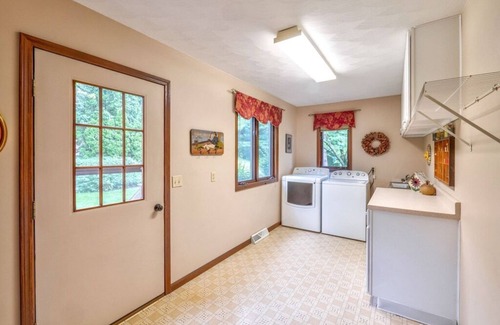 Nazareth House | Lakefront, Hot Tub & Swimming Beach in K'zoo