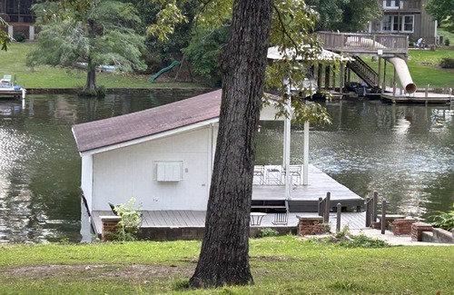 Warwick House | Lakefront House@Blackshear-.71acre 4BR: 6beds, 2futons. 3Bath. 2dens. 1849sqft.
