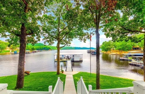 Sunrise Beach House | Lakefront House in Cove - minutes away from Bare Bottoms and Captain Ron's