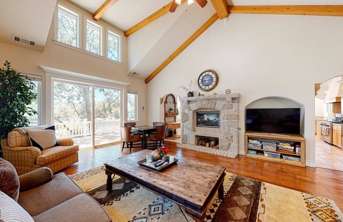 Lake Arrowhead House | Lakefront house & guesthouse with billiards room & chef's kitchen - dog-friendly