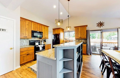 Mineral House | Lakefront Lake Anna - Boat Dock, Views, Games