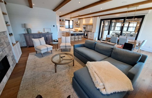 Seguin House | Lakefront Living at its Finest in Hamer Bay! Lake Joseph/Muskoka Guesthousen