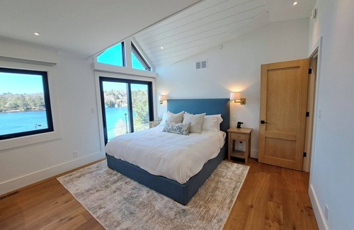 Seguin House | Lakefront Living at its Finest in Hamer Bay! Lake Joseph/Muskoka Guesthousen