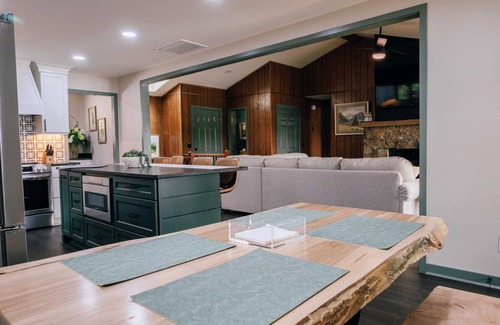 Unaka House | Lakefront Living- Completely remodeled 3 BR/3.5 BA on water with dock.