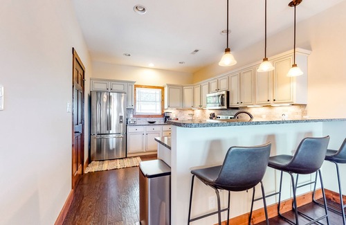 Andersonville Condo | Lakefront Living w/Free Attraction Tickets, Gas Fireplace, Deck, & Boat Slip