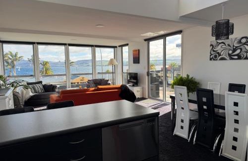 Waipahihi Apartment | Lakefront Location