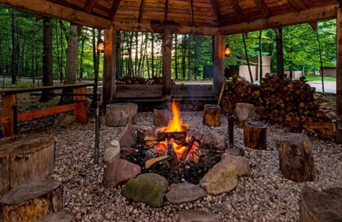 Bitely Cabin | Lakefront Lodge Africa Wing