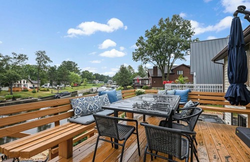 Mauston House | Lakefront Lodge w/Hot Tub | Castle Rock