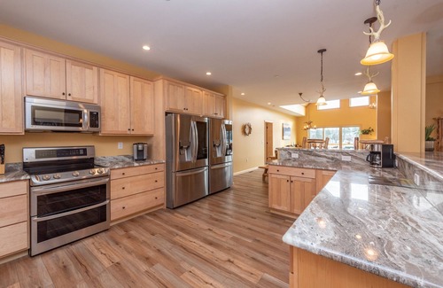 Waterfront Greens House | Lakefront Lodge w/Hot Tubs, Games & More